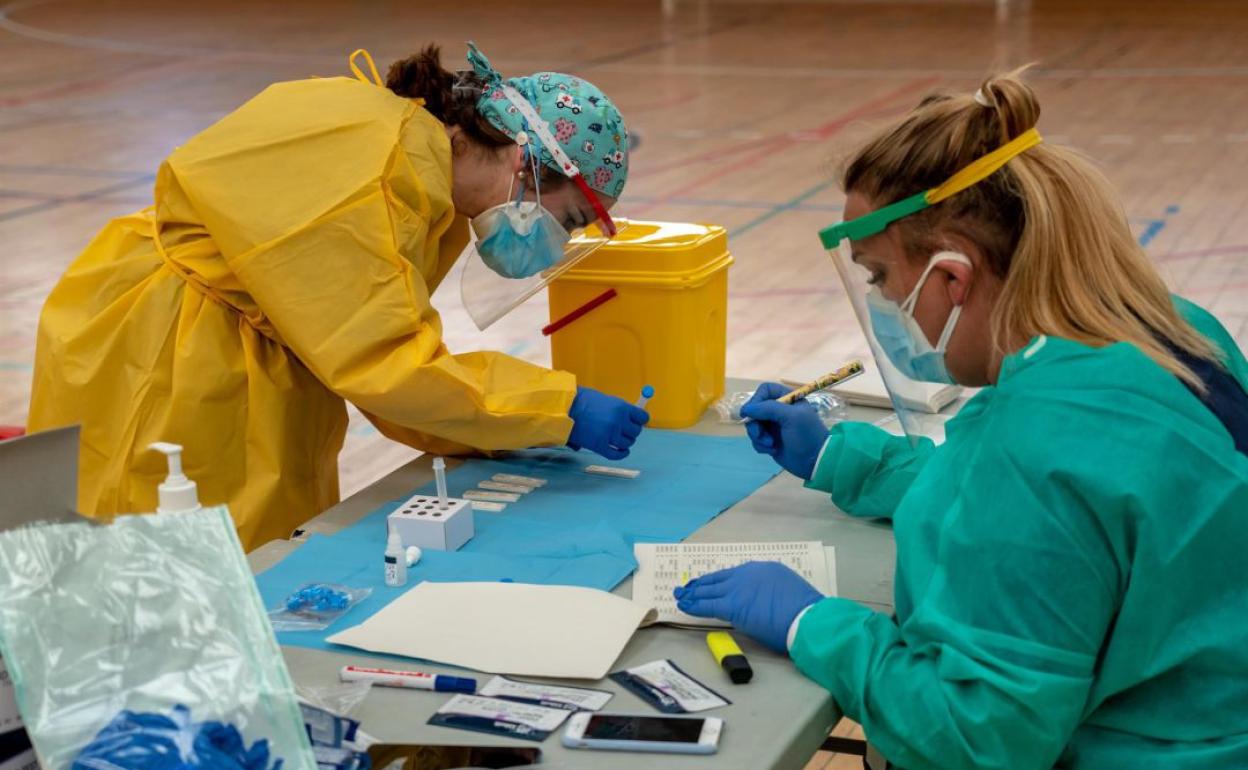 Dos sanitarias realizando pruebas de coronavirus. 