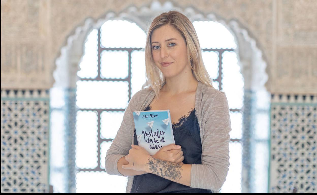 Anita Hernández, 'Azul Místico', posa con su libro en el Cuarto Real de Santo Domingo.