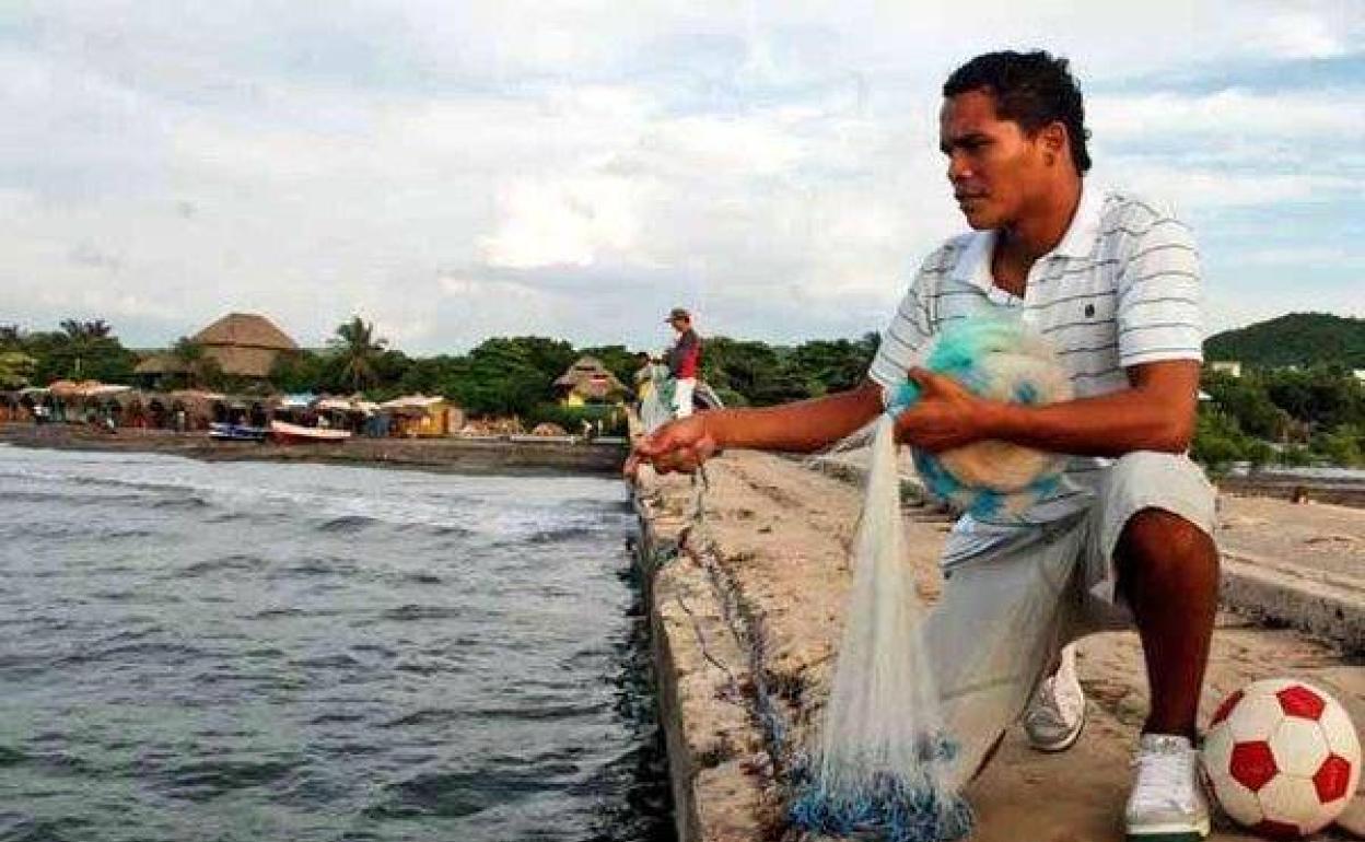 Imagen del archivo familiar de Bacca en el que se le ve pescando sin perder de vista el balón. 