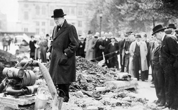 Churchill inspecciona los efectos de una bomba caída en Londres durante la Segunda Guerra Mundial. 