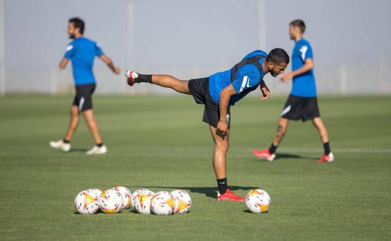 Luis Suárez estira durante un calentamiento previo a un entrenamiento en la semana. 