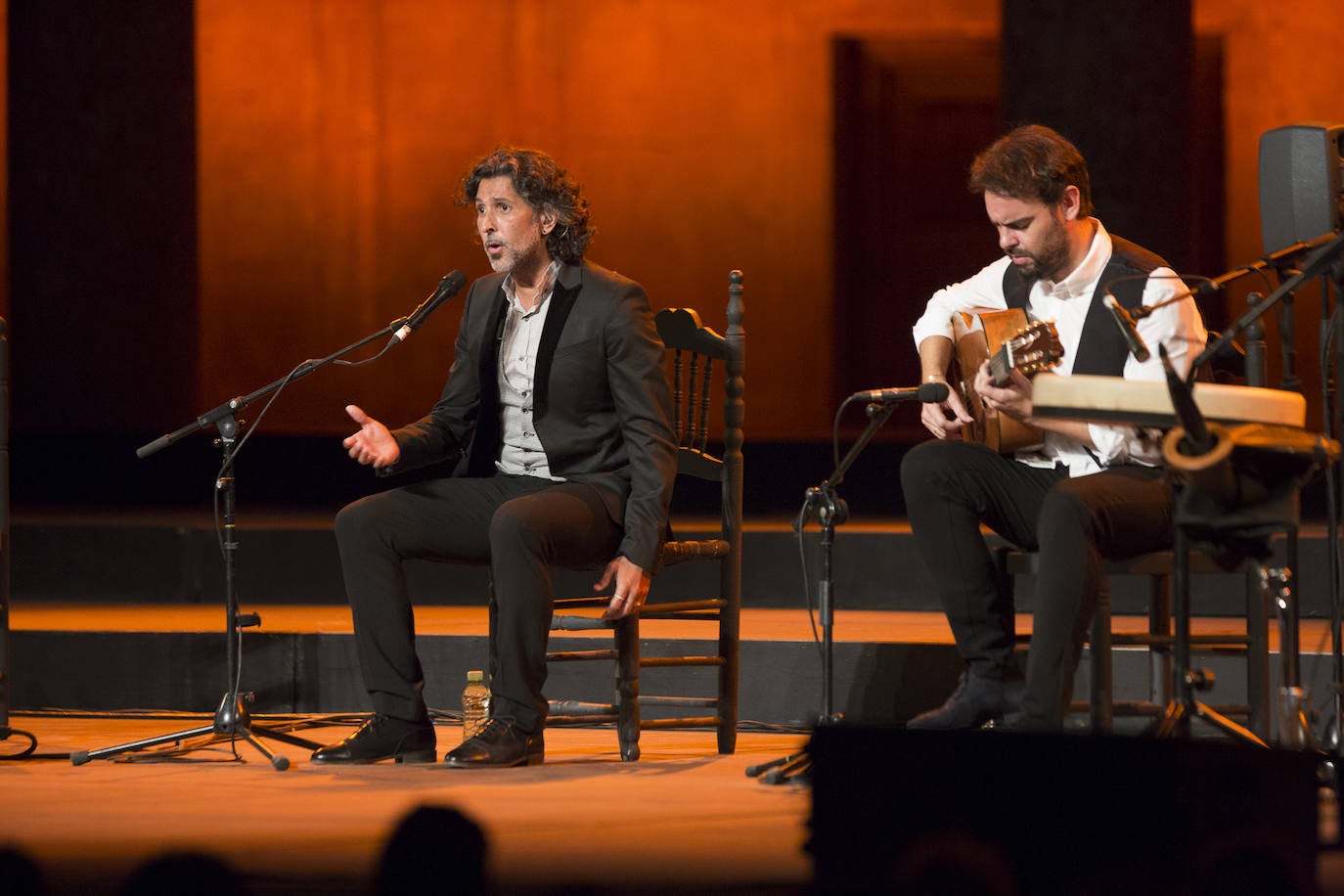 El cantante onubense junto al guitarrista Dani Morón anoche en el Palacio de Carlos V. 