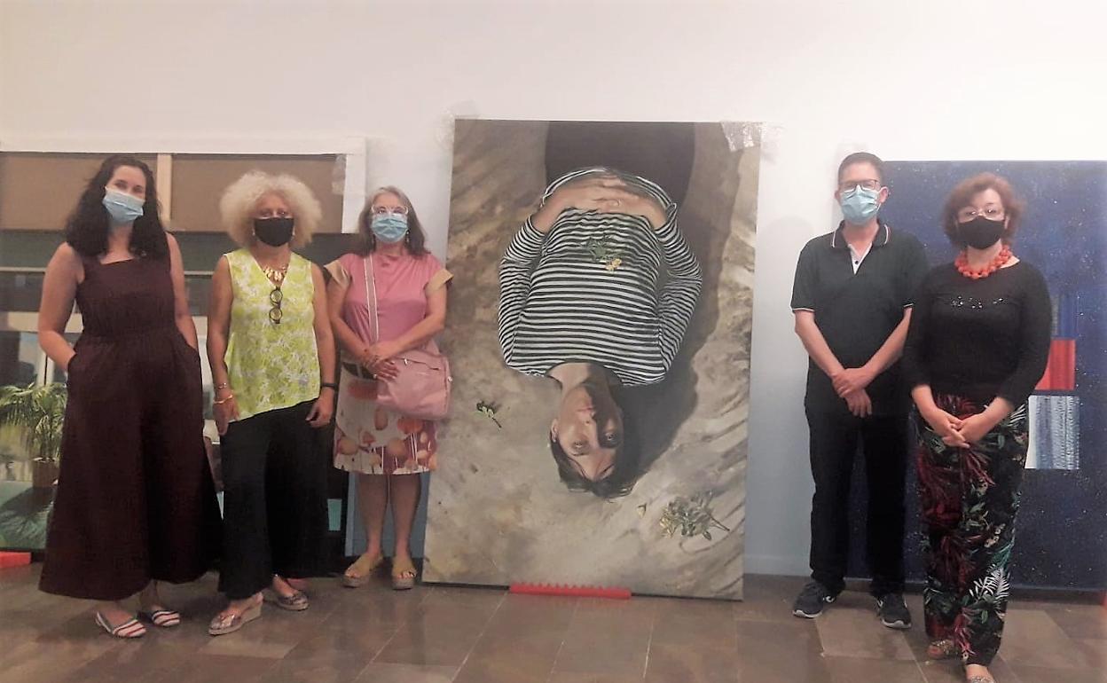 El jurado junto al óleo de Santiago Navarro ganador del premio de Quesada. 