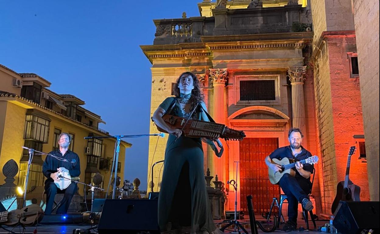 Ana Alcaide durante el concierto junto a la Catedral de Jaén. 