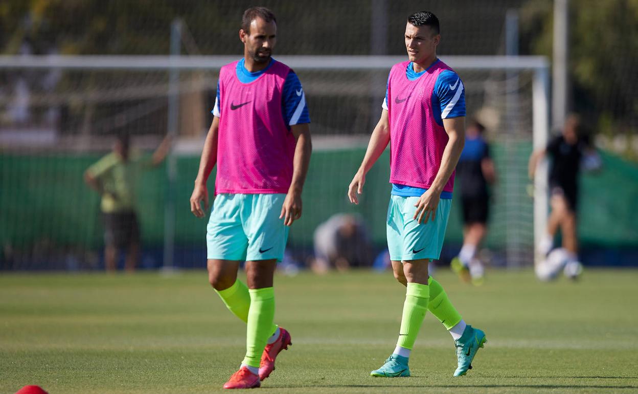 Víctor Díaz calienta junto a Adrián Marín. 