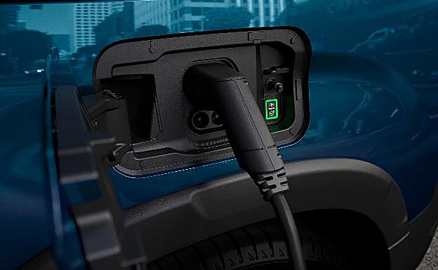 Cómo cargar un coche electrificado en casa a través de paneles solares