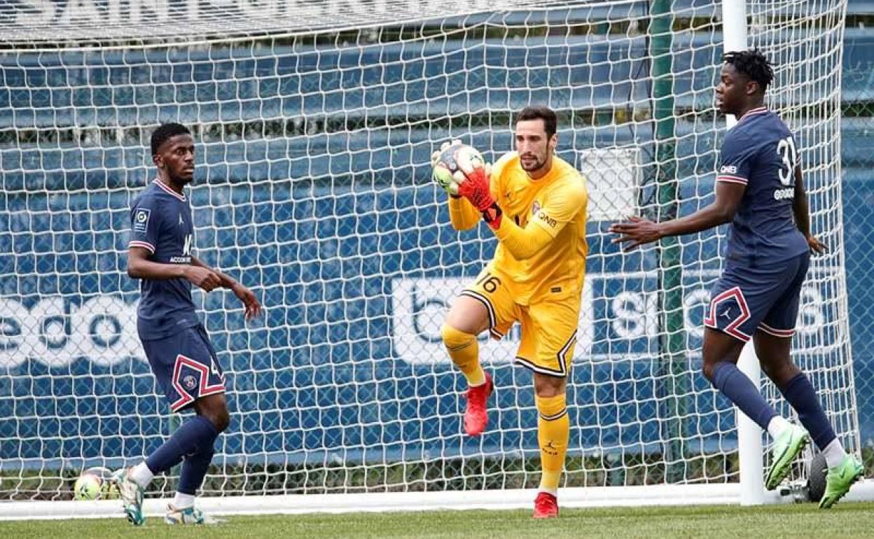 Sergio Rico atrapa un balón en el amistoso que el PSG disputó con el Chambly. 