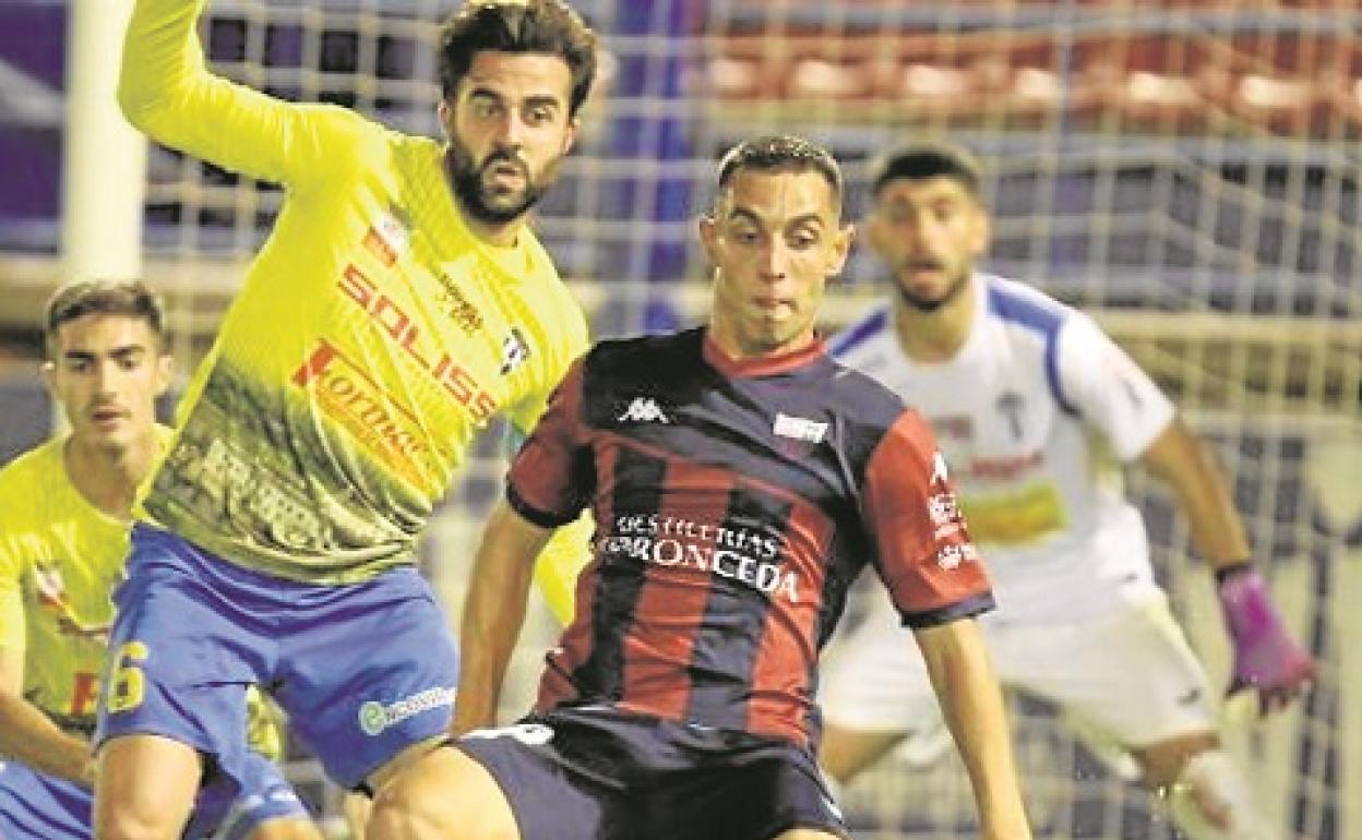 Nando Copete protegiendo un balón de espaldas a la portería con el Extremadura.