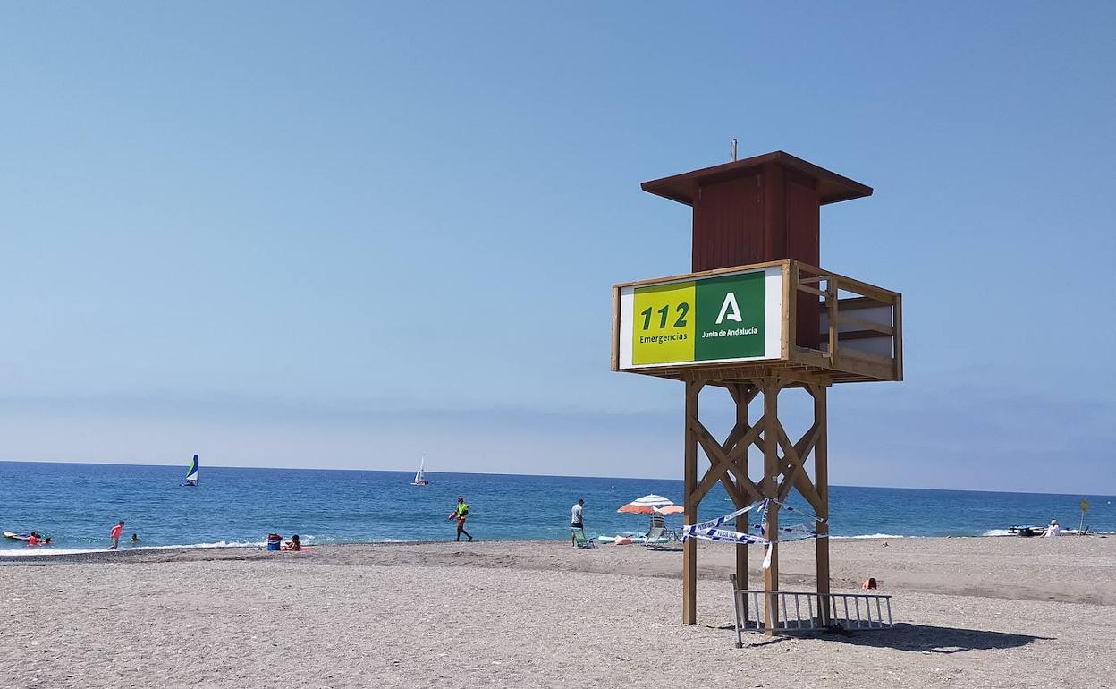 La única torre de vigilancia que queda en las playas de Motril.