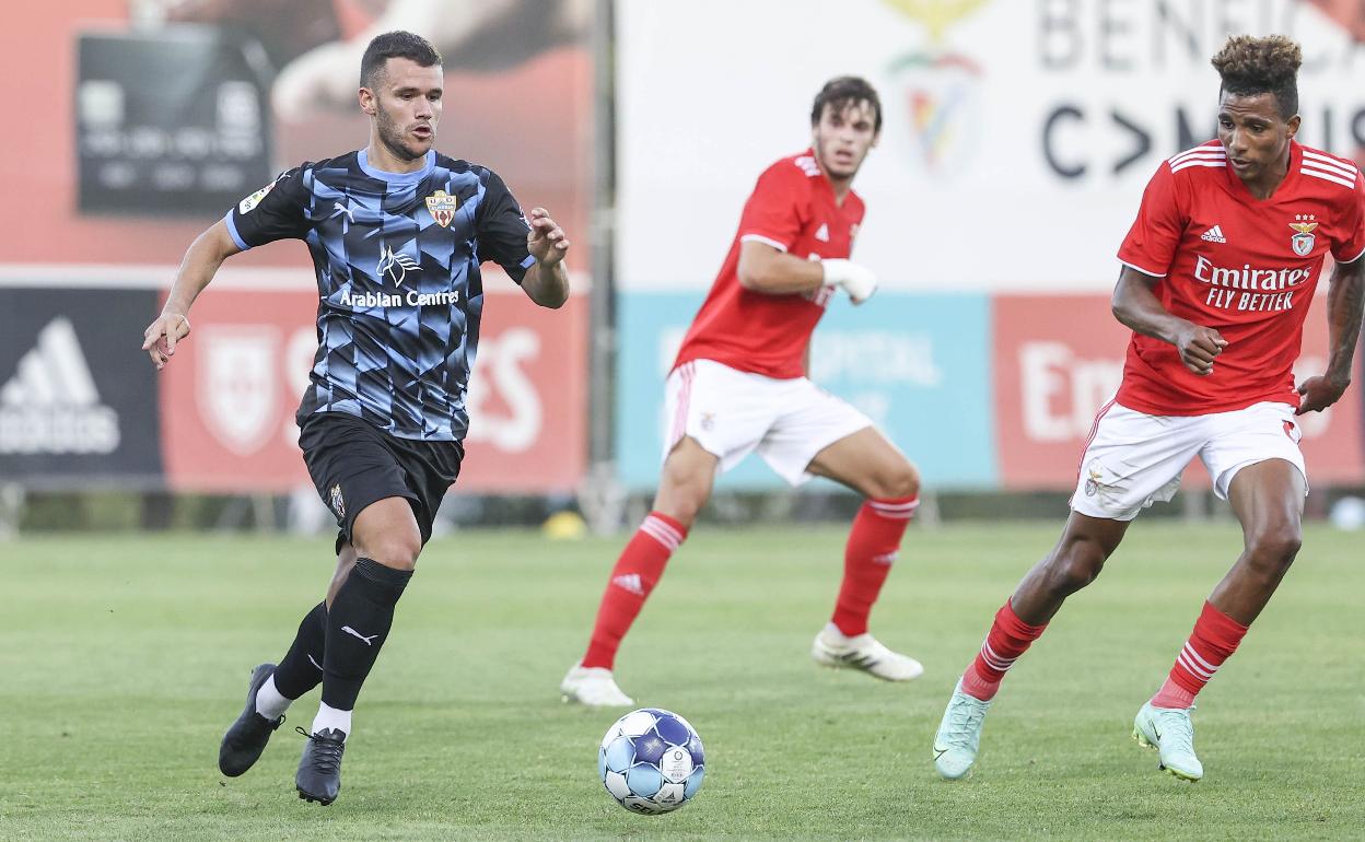 Ager Aketxe conduce el balón en el primer amistoso, ante el Benfica, disputado por la UDA. 