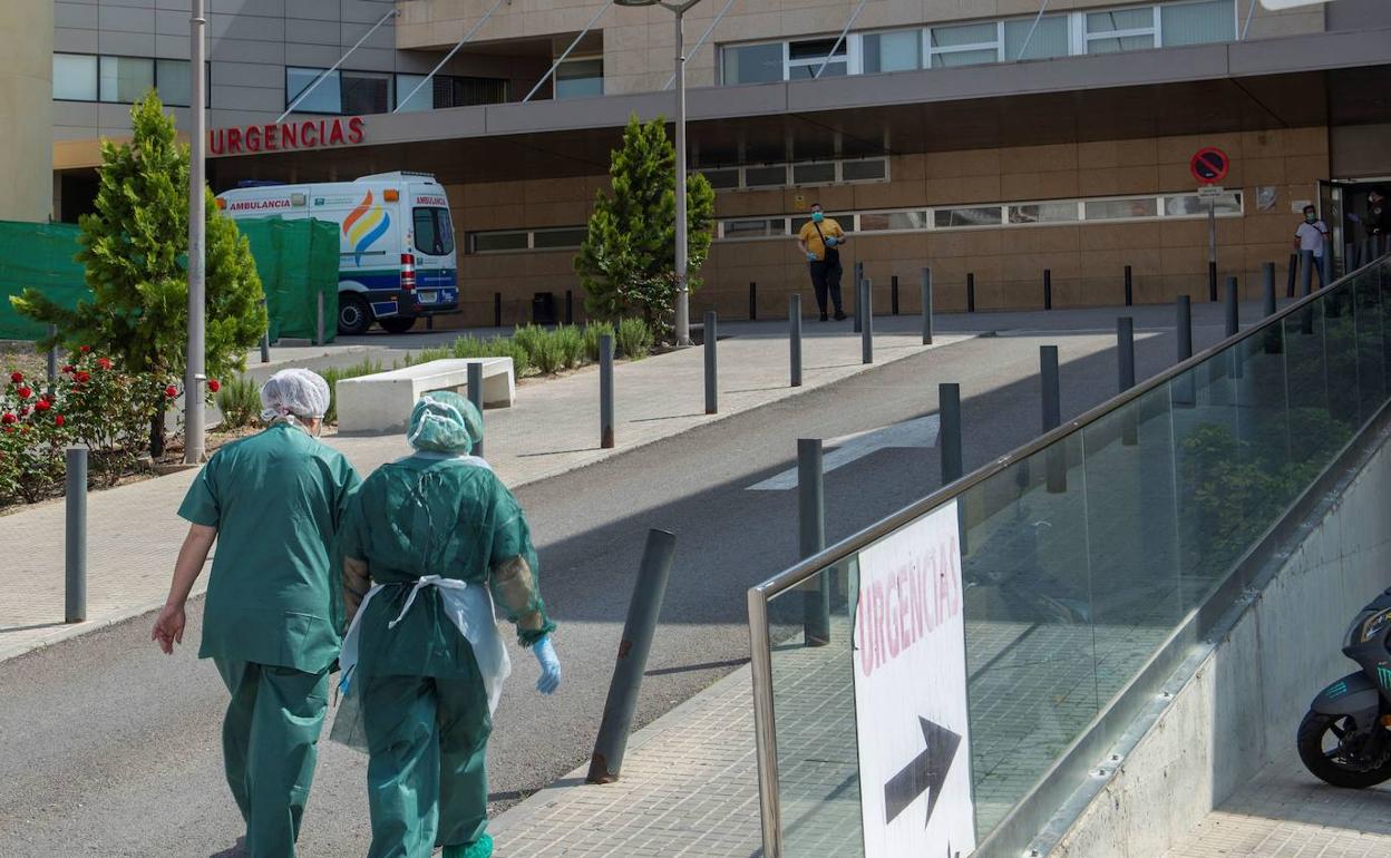 Miembros del personal sanitario acceden a las urgencias del Complejo Hospitalario de Jaén.