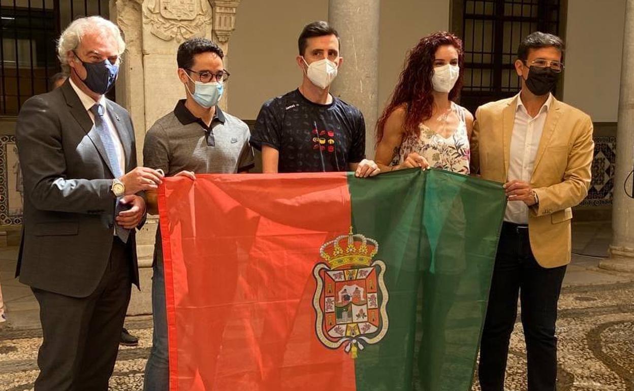José Antonio Huertas, Ignacio Fontes, José Manuel Ruiz, Laura Bueno y Paco Cuenca sostienen la bandera de Granada. 