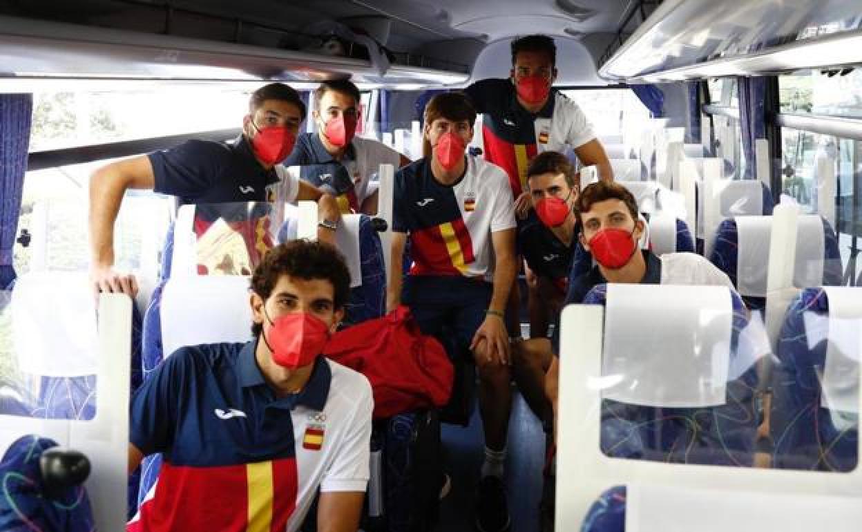 Jesús Vallejo, capitán del equipo olímpico, posa en la primera fila del autobús. 