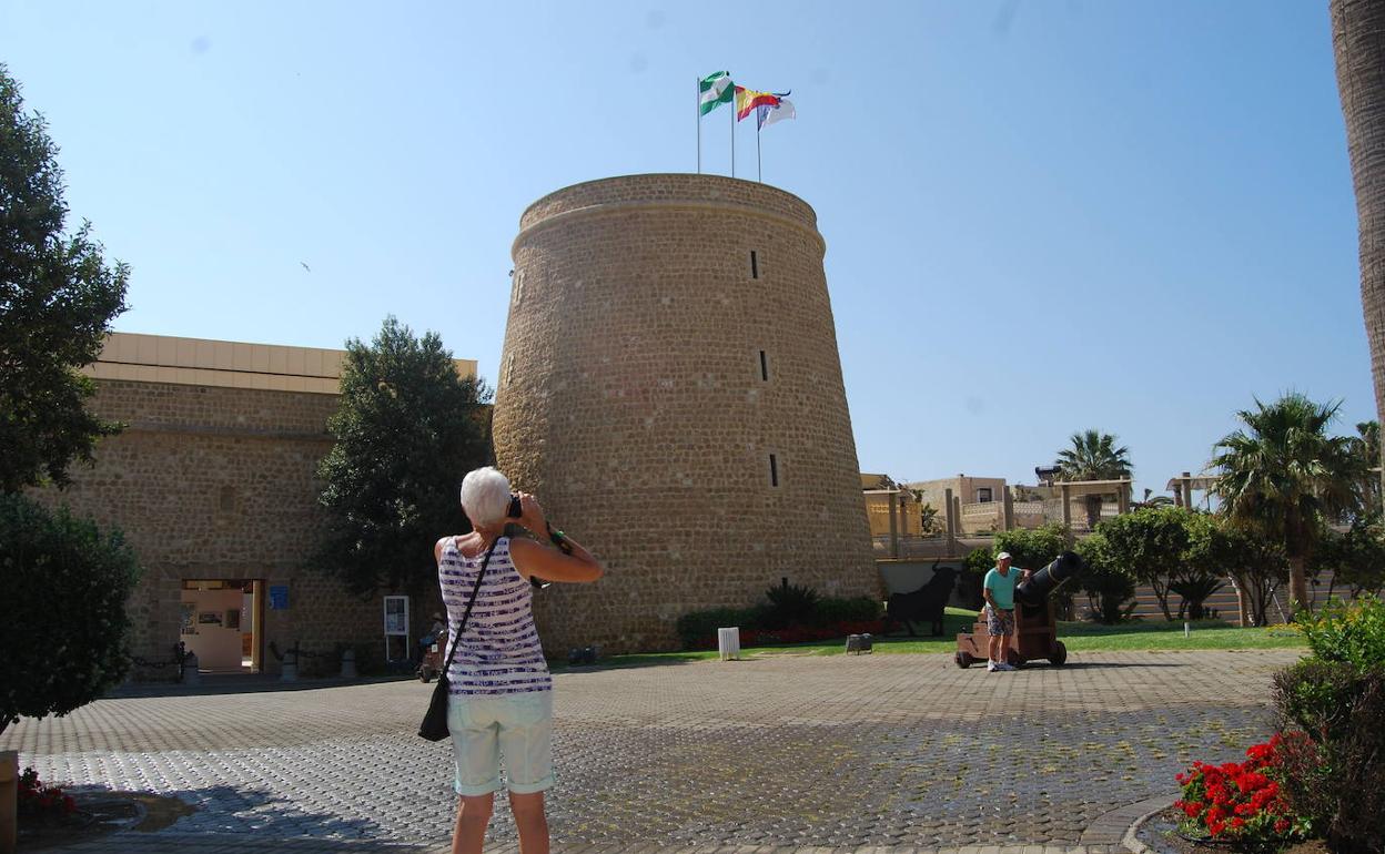 Turista fotografía el Castillo de Santa Ana de Roquetas de Mar.