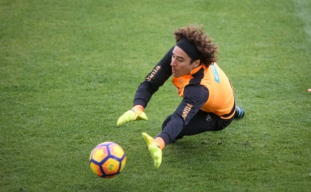 El mexicano Ochoa se lanza a atrapar un balón en un entrenamiento. 