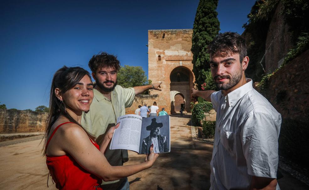 Lucía Alonso, con el dossier de la película protagonizada por Chorrojumo, junto a Guillem Mula y Jan Haase, en la Puerta de la Justicia. 