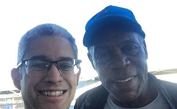Danny Glover en Brisbane utilizando los servicios de Juan Campos como conductor de limusinas.