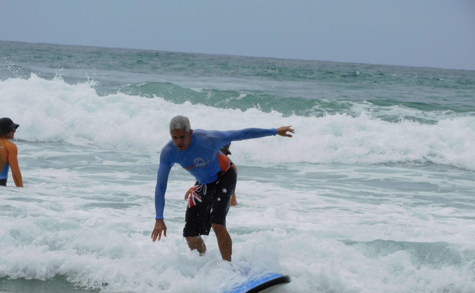 El granadino Juan Campos haciendo surf en Australia