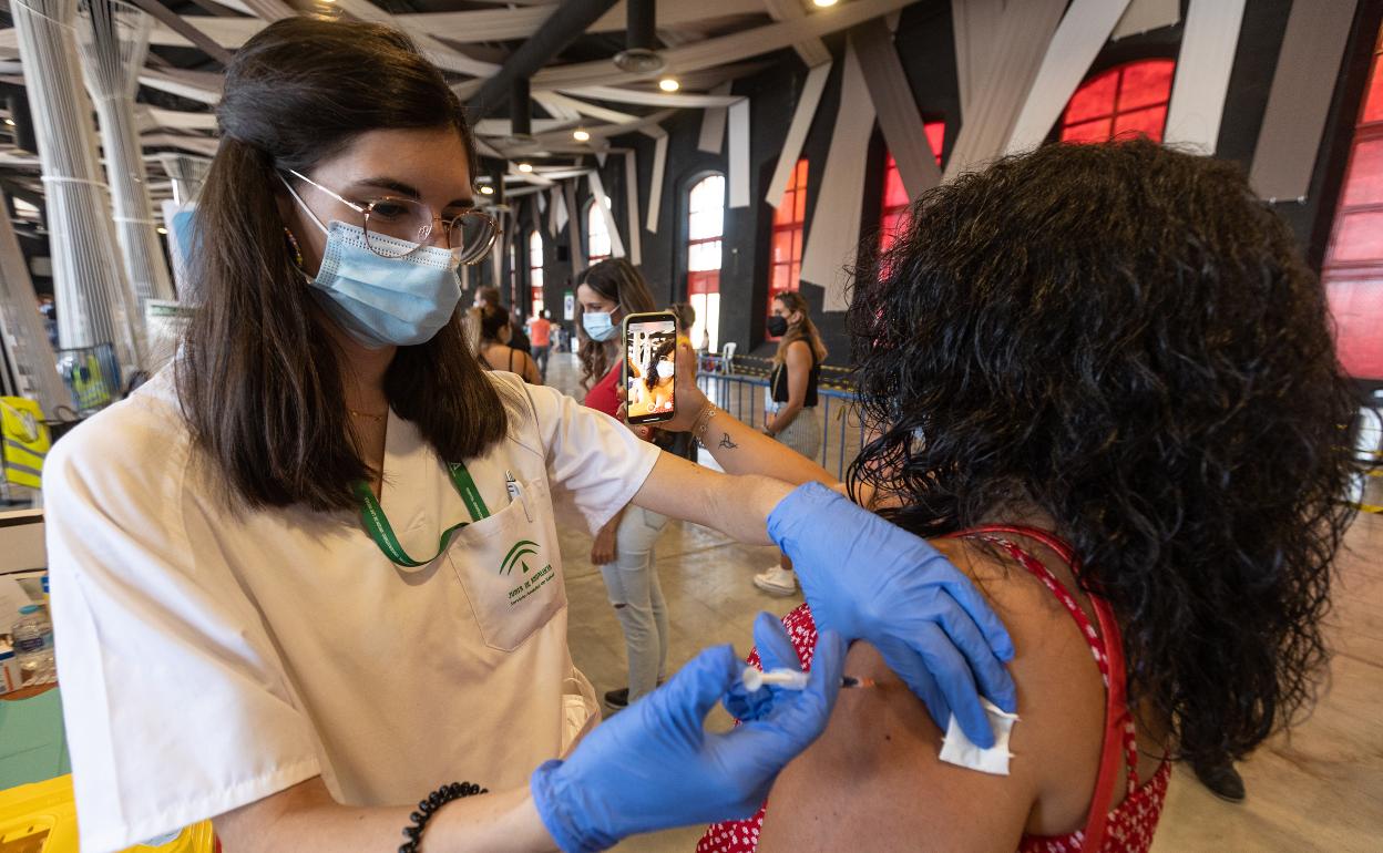 Una sanitaria inocula la vacuna de Pfizer en Fermasa.