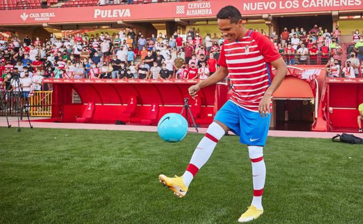 Carlos Bacca hace malabares con un balón durante su presentación. 