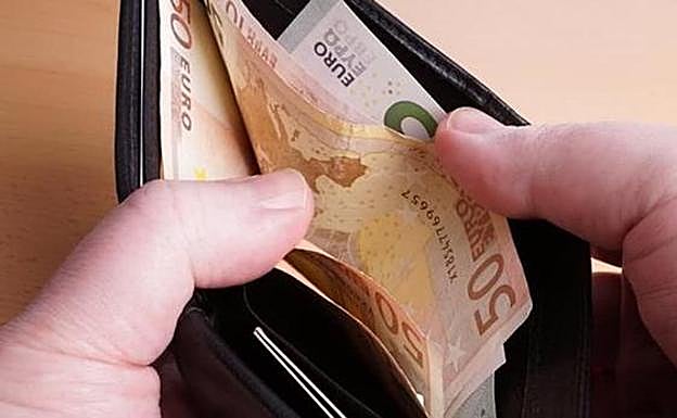 Dos jóvenes entregan a la Policía de Almuñécar una cartera con casi 600 euros, documentación y tarjetas