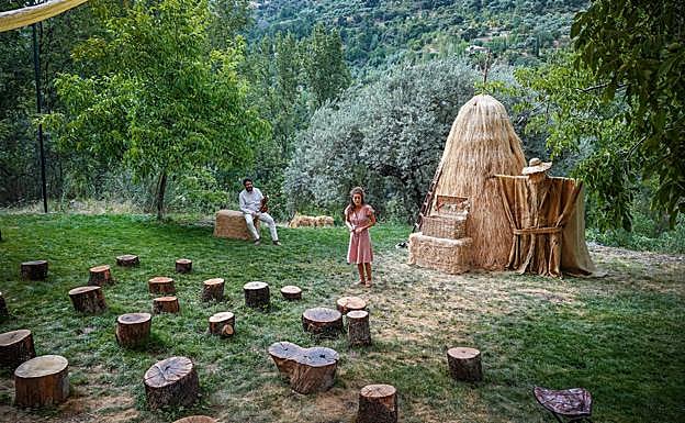 Imagen principal - Ensayo de 'Almavera', en el anfiteatro. Sí, se coló una cabra. 