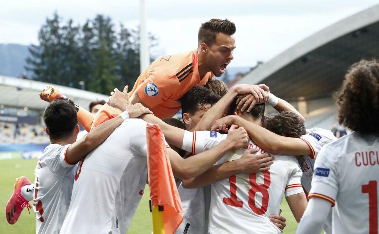 Álvaro Fernández celebra un gol con el equipo nacional sub-21 durante el último Europeo, en el que llegó a lucir el brazalete de capitán. 