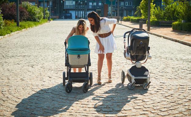 Carolina mira un instante al hijo de Mari Carmen, que nació en el mismo hospital dos días antes que su pequeño. Ambas fueron compañeras en cuidados críticos sin saberlo.