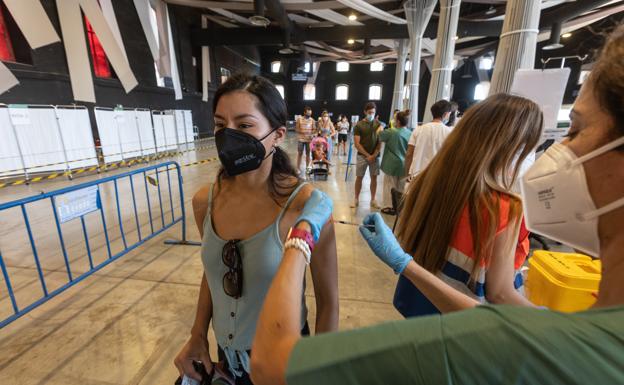 Los jóvenes de 17 años de Andalucía podrán pedir cita para vacunarse este jueves