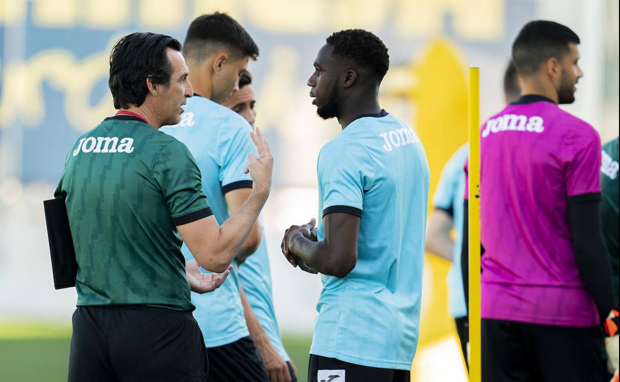 Unai Emery se dirige en un entrenamiento a Boulaye Dia, nuevo delantero del Villarreal.
