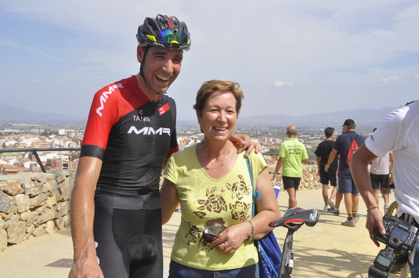 David Valero posa sonriente junto a su madre Mari Carmen Serrano. 