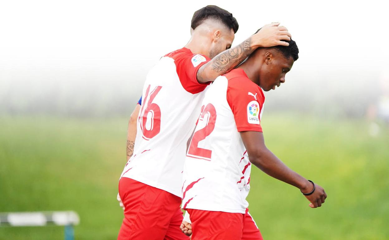 Lazo y Ramazani celebran uno de los cuatro goles que marcaron entre ambos al Atlético Pulpileño el pasado sábado. 