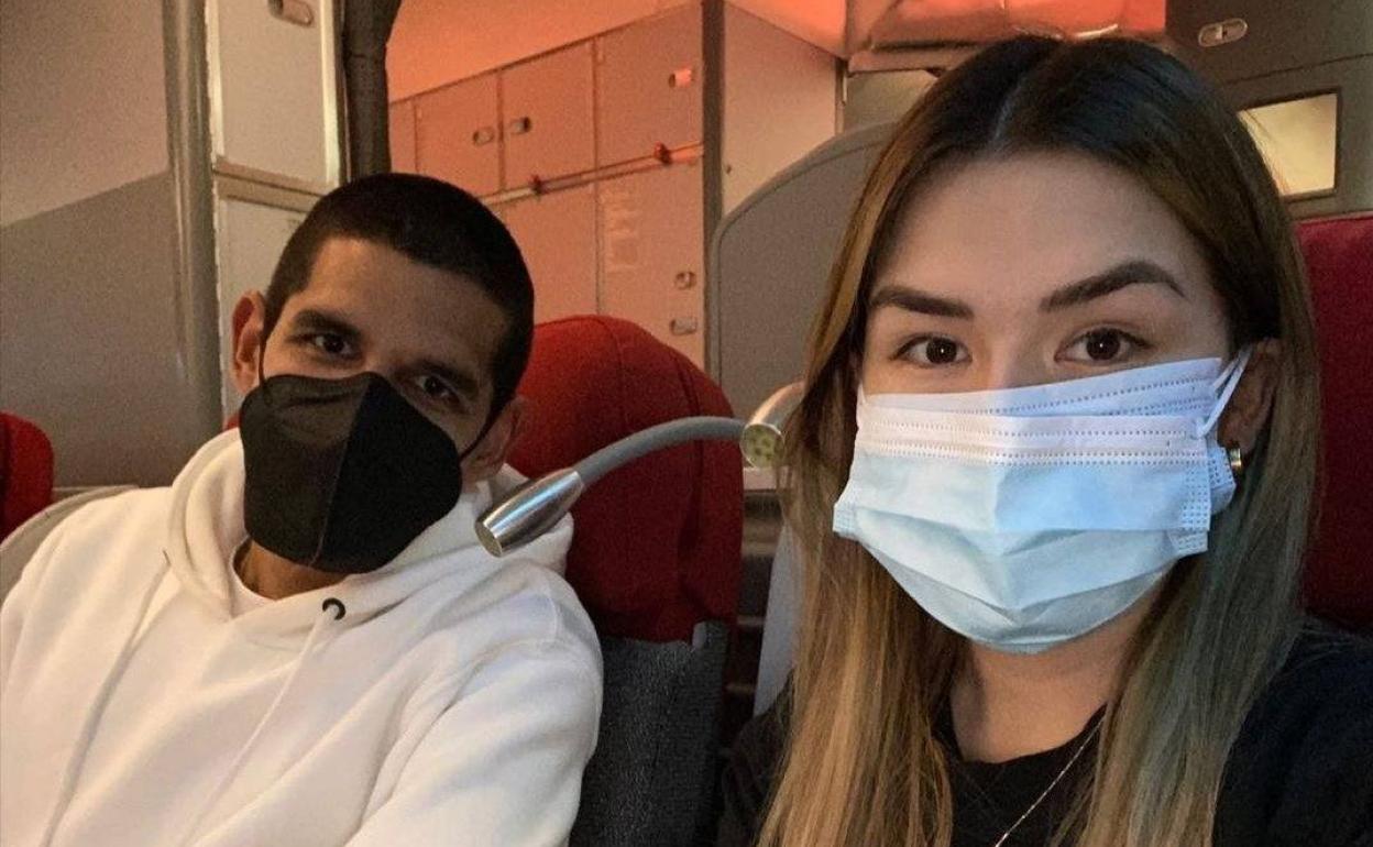 Luis Abram y su esposa en el avión camino de España. 