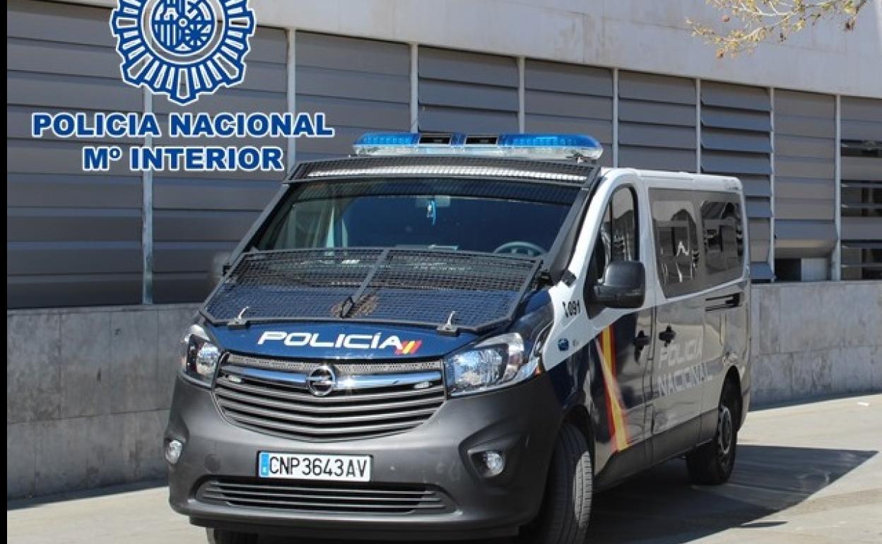 Destroza las puertas de su comunidad de vecinos en Granada y roba 13 extintores