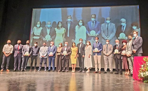 Premiados, representantes institucionales y directivos de IDEAL, sobre el escenario de la gala.