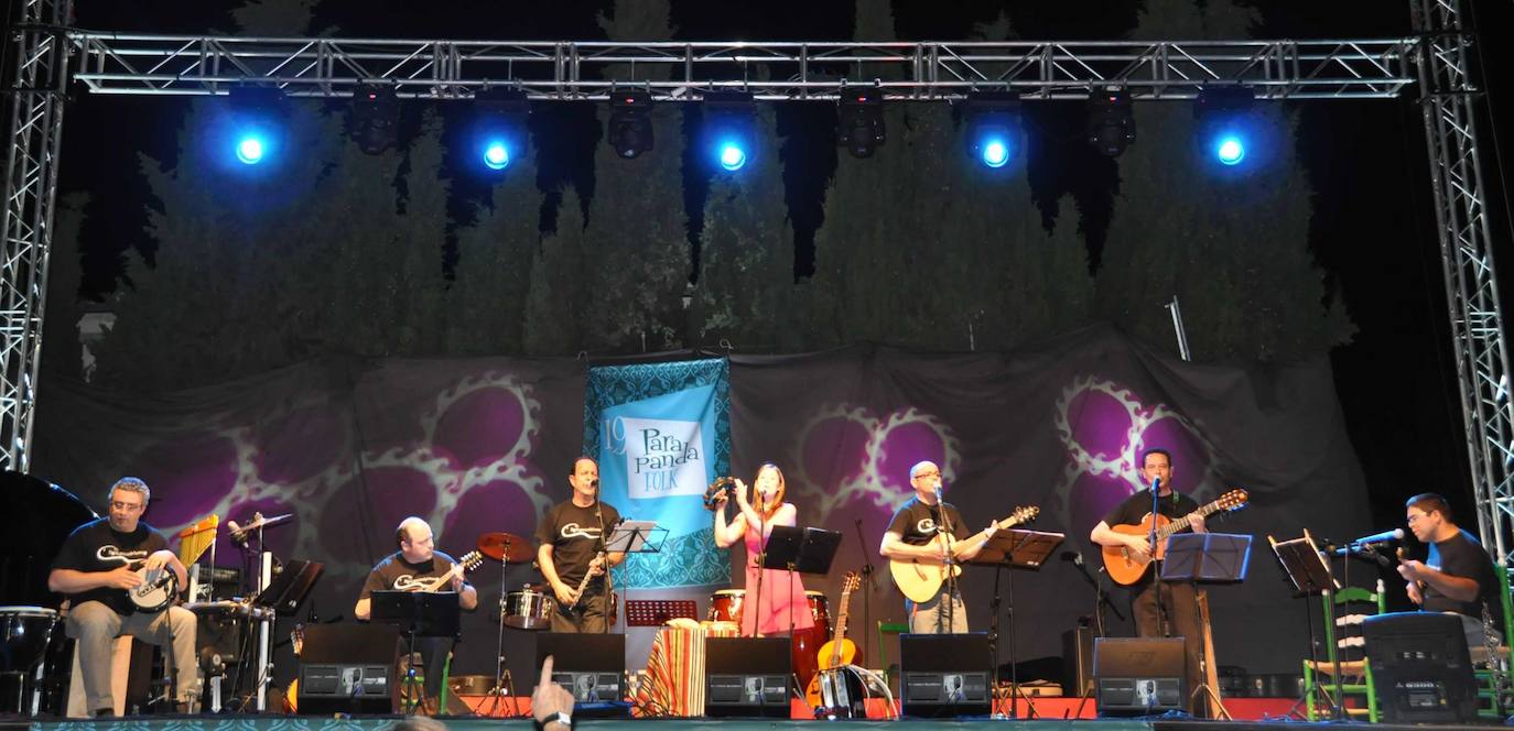 El grupo Aliara del Valle de los Pedroches durante un concierto. 