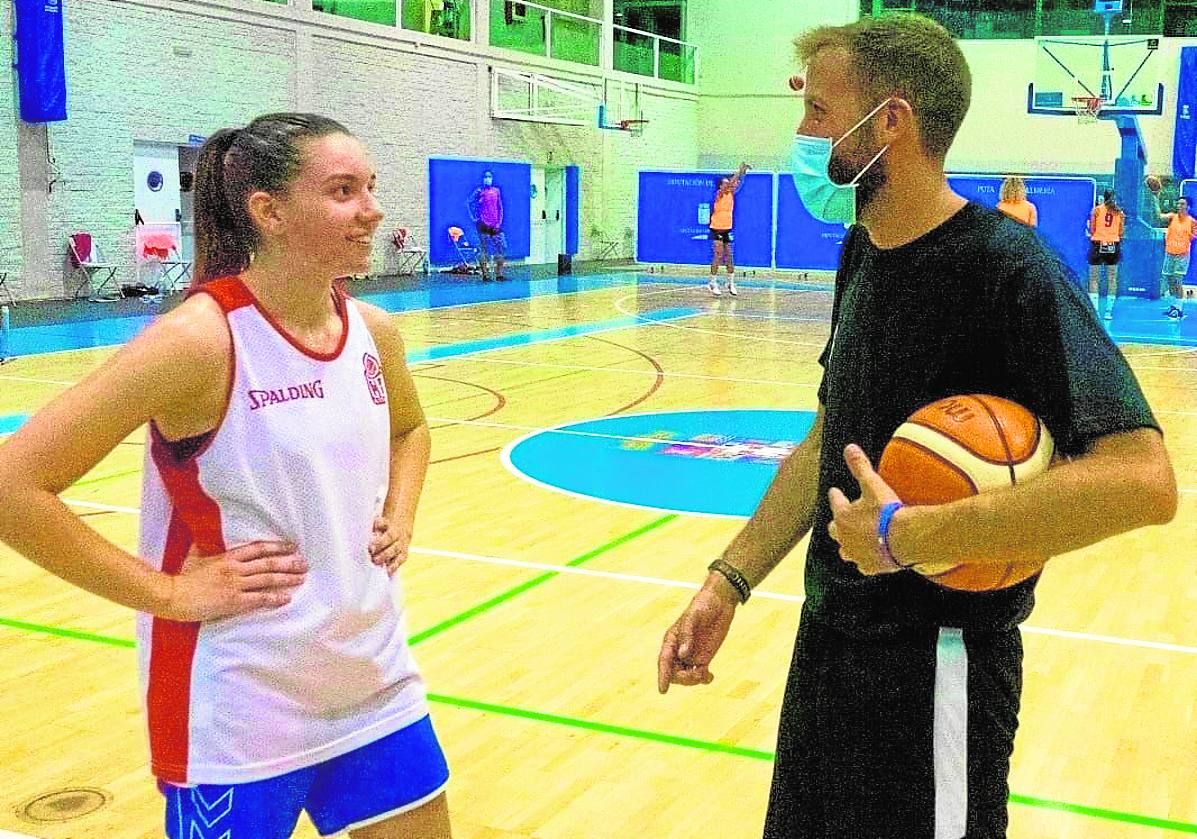 Baloncesto | Liga femenina 2 | El ISE CB Almería renueva ilusiones y también al técnico Álex Gómez