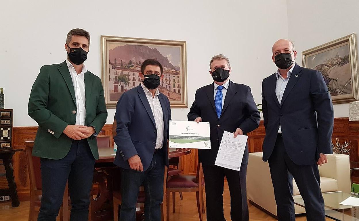 Acto de entrega de la ayuda que la Diputación de Jaén destina a la multinacional Evolutio. 