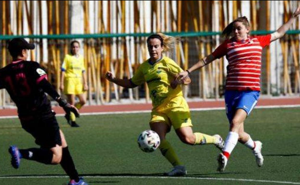 Menéndez trata de presionar un despeje de la portera rival. 