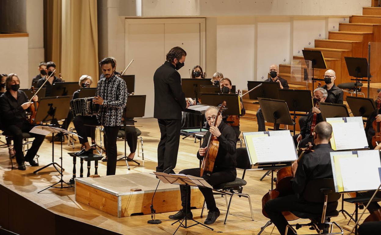 La Orquesta Ciudad de Granada, con Constantini y Egozcue, en un momento del concierto.