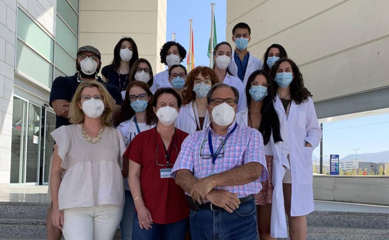 El equipo de investigación que ha desarrollado un nuevo nanofármaco que podría mejorar la respuesta al tratamiento de los pacientes con cáncer de pulmón, en la puerta del CIBM..