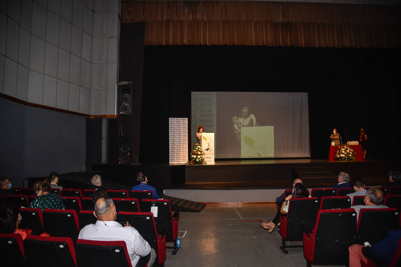 El Centro Cultural de Adra acogió este jueves una gala en la que se puso en valor al sector agroalimentario de la provincia de Almería