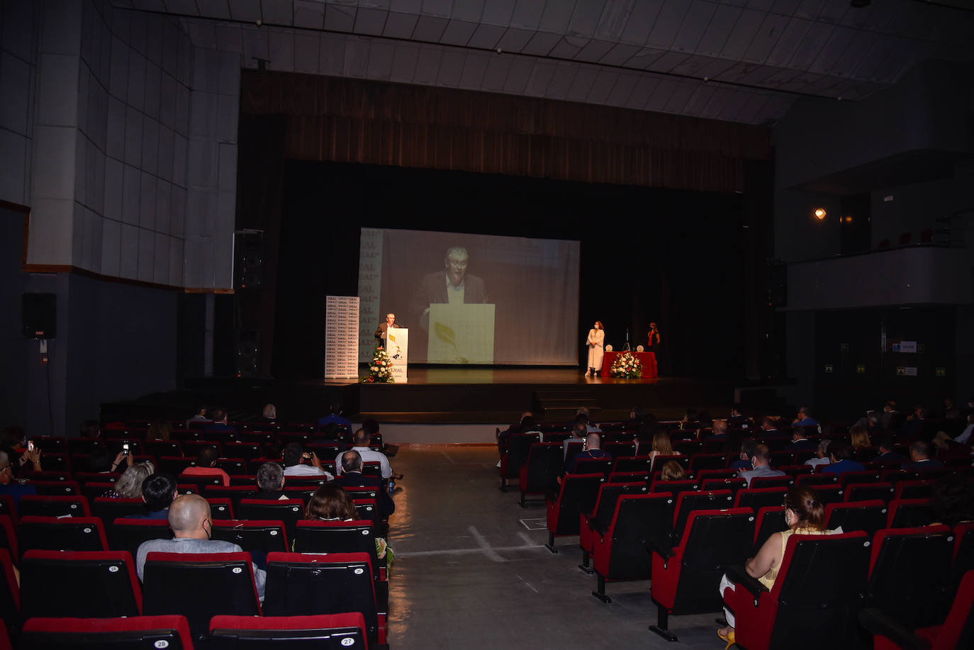El Centro Cultural de Adra acogió este jueves una gala en la que se puso en valor al sector agroalimentario de la provincia de Almería