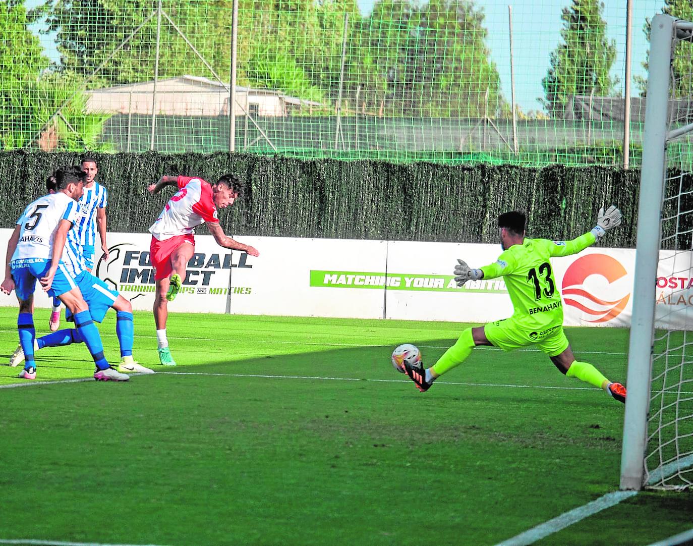 Samú Costa remata con la zurda para lograr el primer gol del partido ante el Málaga.