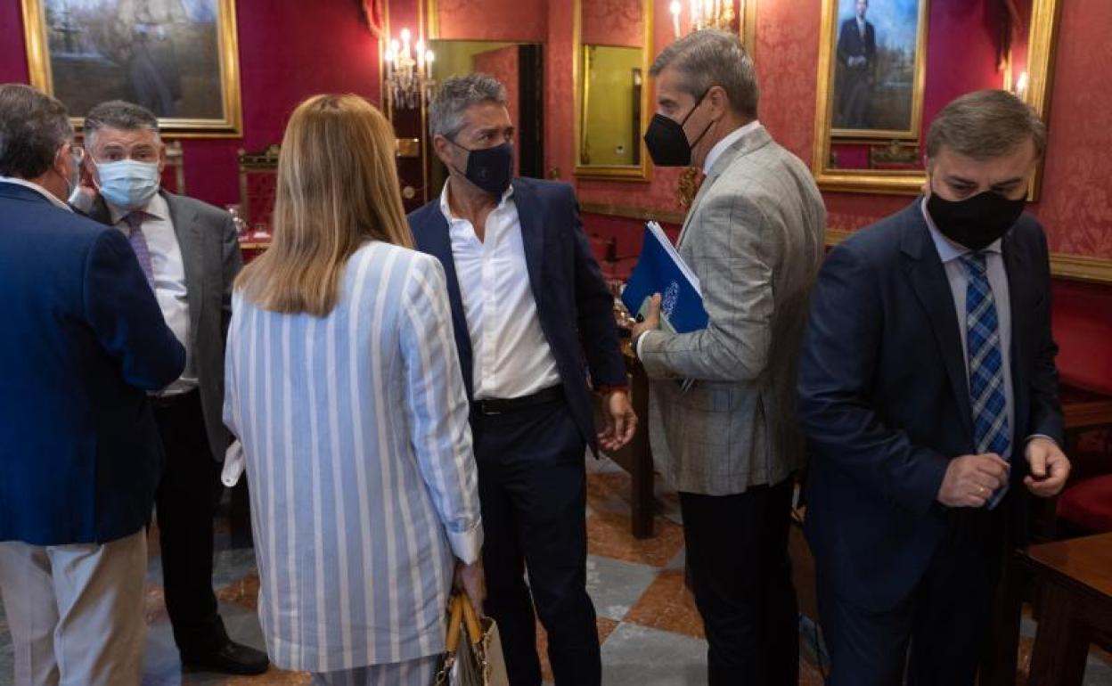 Olivares charla con César Díaz en el pleno del pasado viernes. 