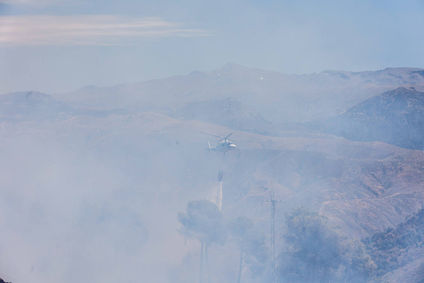 Las imágenes del incendio declarado este sábado en el popular enclave de la ciudad granadina