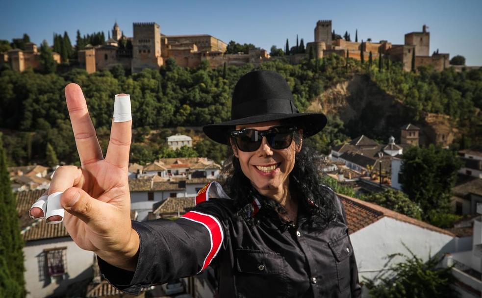 Miguel Concha es Mickel Jackson, el doble oficial de Michael Jackson. Con vistas a La Alhambra, desde la Peña la Platería. 