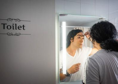 Imagen secundaria 1 - Miguel Concha en el salón de su casa y, después, maquillándose como Mickel Jackson. 