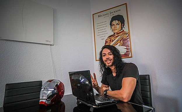 Imagen principal - Miguel Concha en el salón de su casa y, después, maquillándose como Mickel Jackson. 