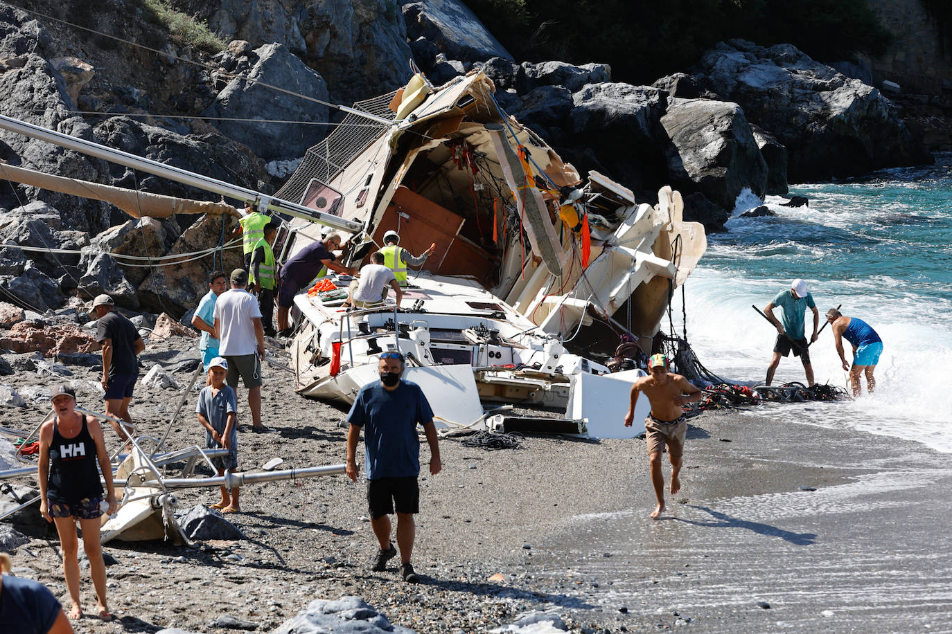 Así ha quedado la embarcación tras la pasada noche